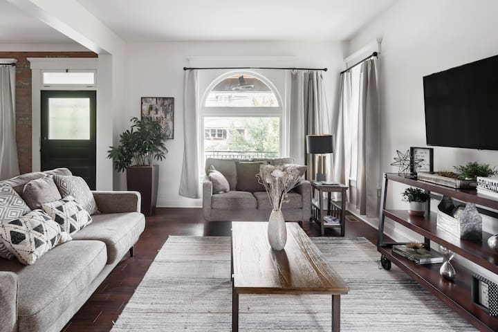 Flowing King Lincoln Home Close to Downtown gallery image 2