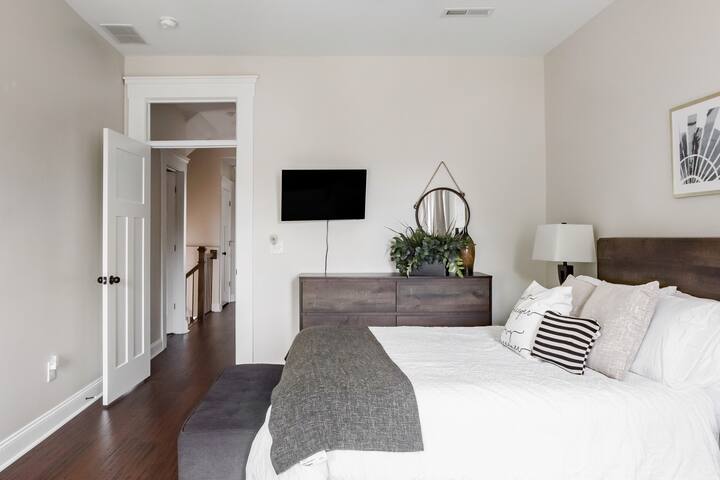 Flowing King Lincoln Home Close to Downtown gallery image 5