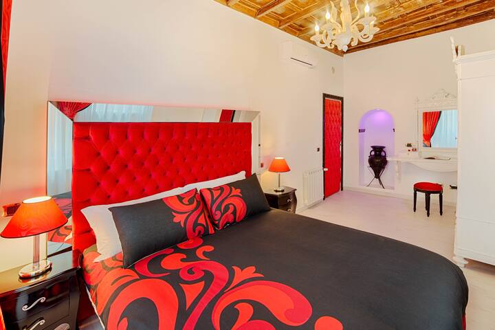 Trevi Fountain Royal Gold Apartment gallery image 5