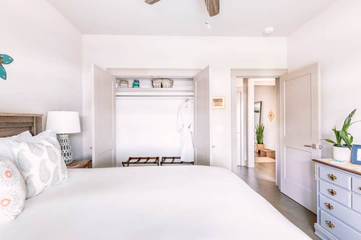 Welcoming you with open doors, and a couple luggage racks. 