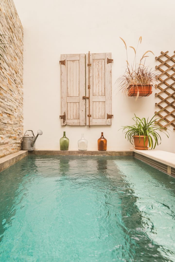 Casa Alfazema. Much more than a home, a charming city center townhouse with pool.