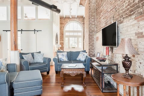 Successful Airbnb property: Meticulously Restored Flat Overlooking River St in Savannah