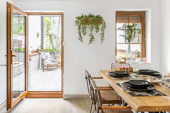 Private Garden Triplex in Center gallery image 5