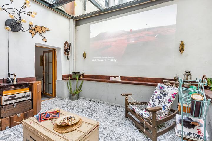 Private Garden Triplex in Center gallery image 3