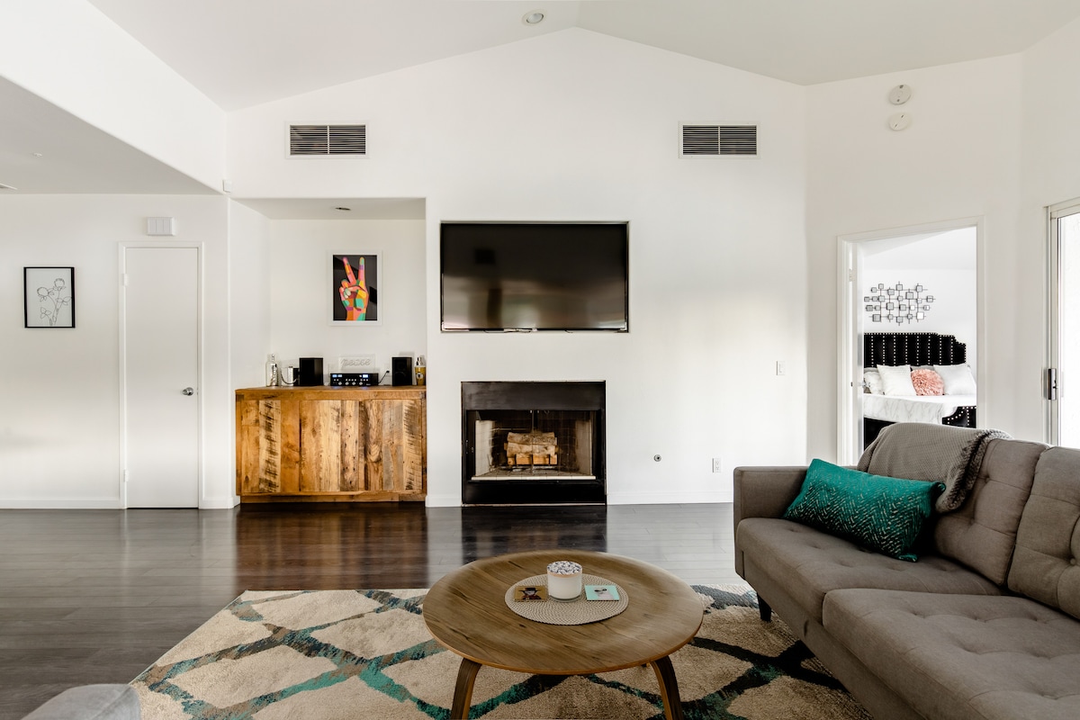 Popular Airbnb listing: Palm Springs Estate Pool, Spa and Tesla* in Palm Springs