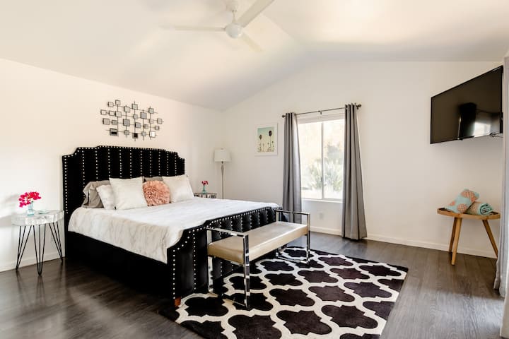 Masterbed room, California King bed, Smart TV