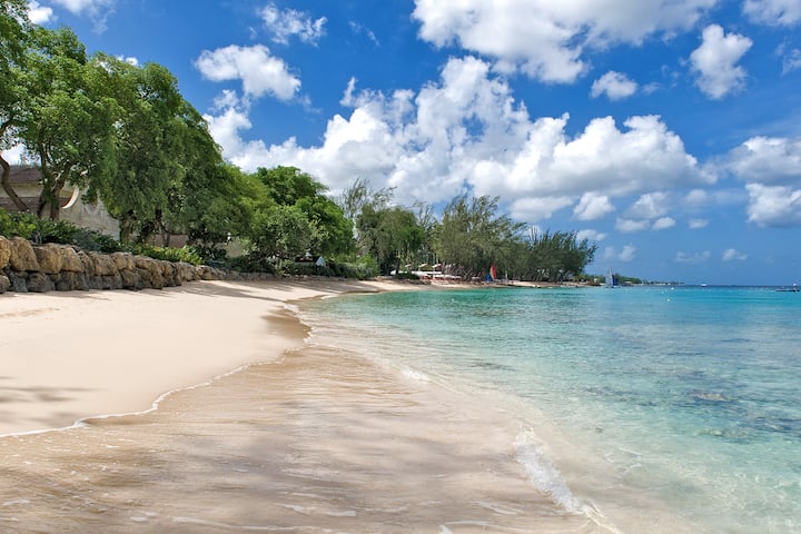 Плаж с изглед наляво в края на плажната алея