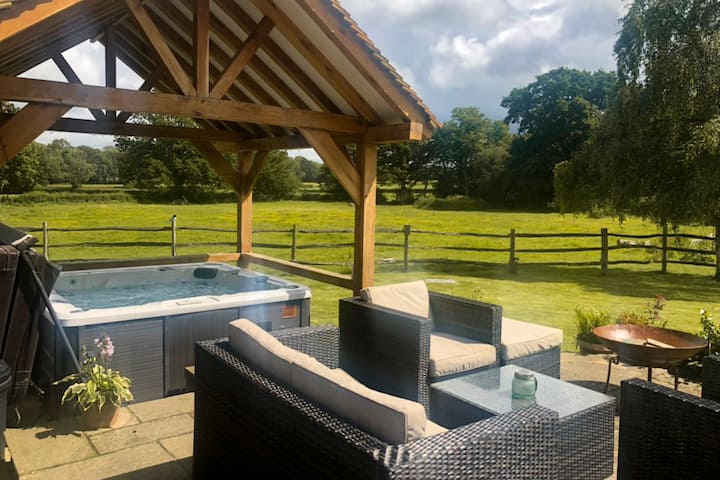 17th century Gatwick Barn photo 3