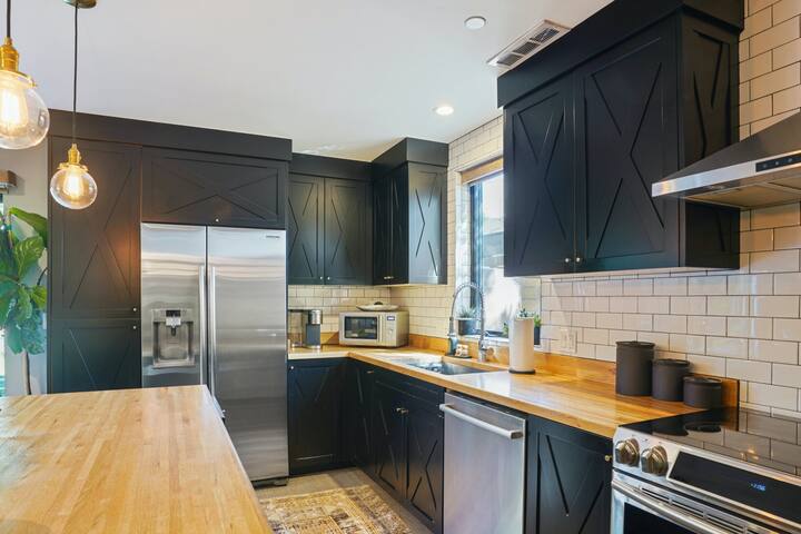 New Build Farmhouse Architectural Stunner with Private Pool gallery image 4