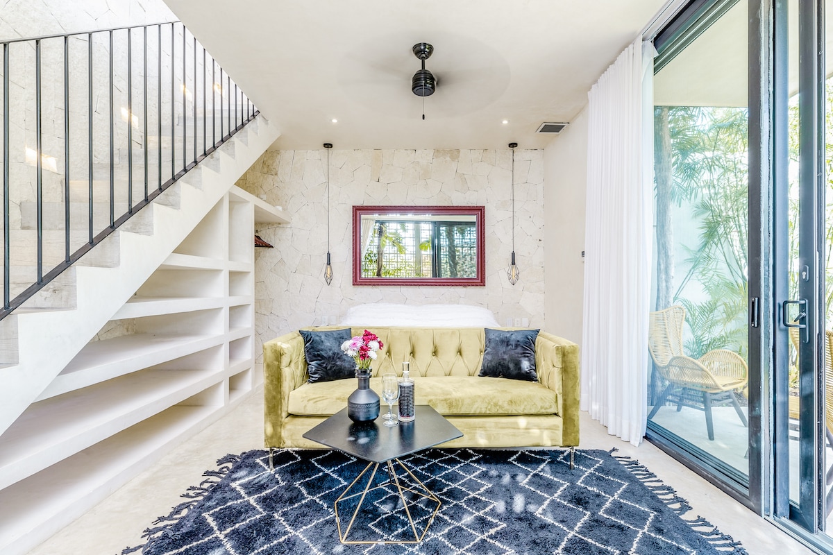 Camera da letto principale al 1° piano con letto matrimoniale grande, divano letto, soggiorno, giungla privata e giardino