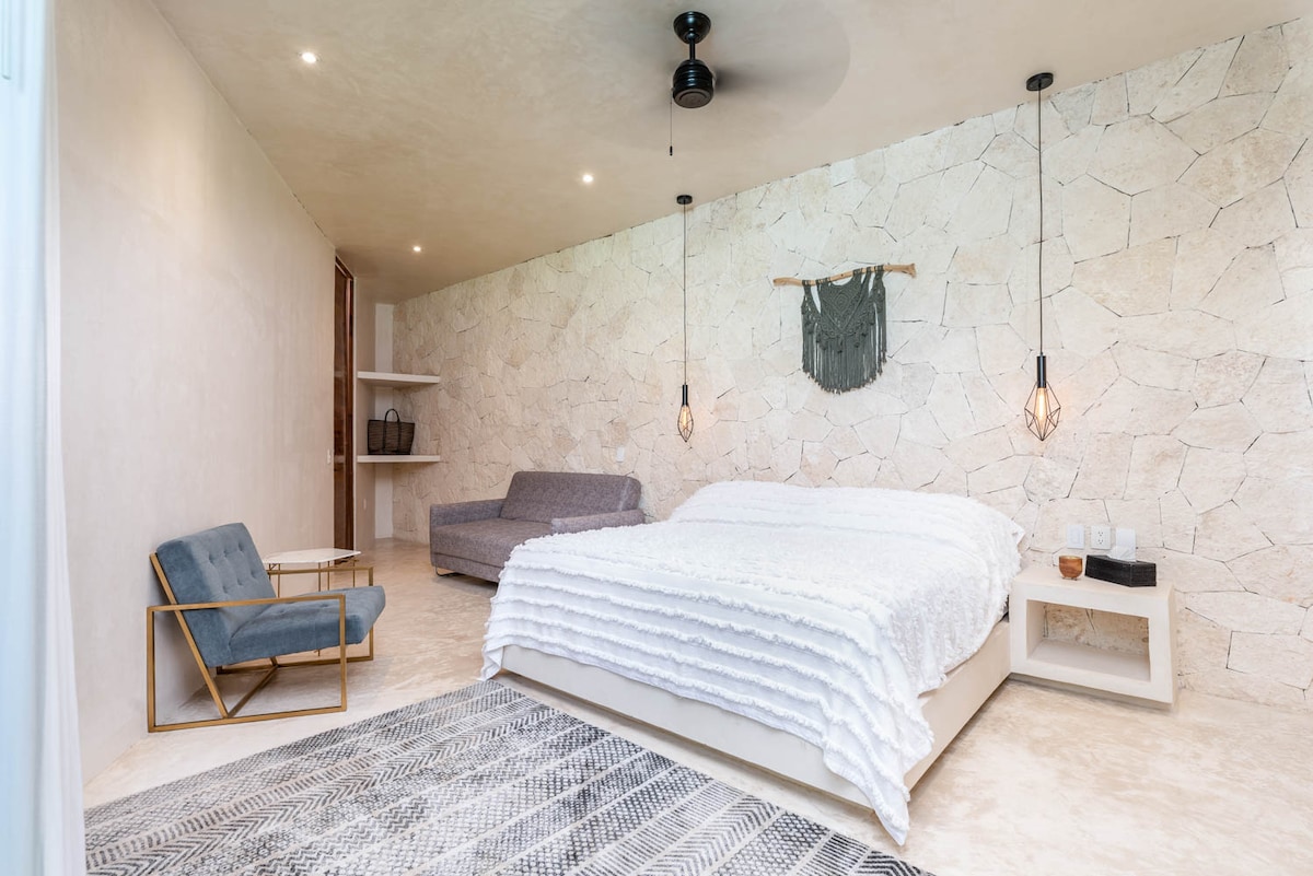 Camera da letto privata con letto matrimoniale grande, divano letto matrimoniale, doccia con bagno privato + vasca, specchio a figura intera e spazio armadio; ventilatore a soffitto e unità A/C centrale premium (estremamente raro a Tulum)