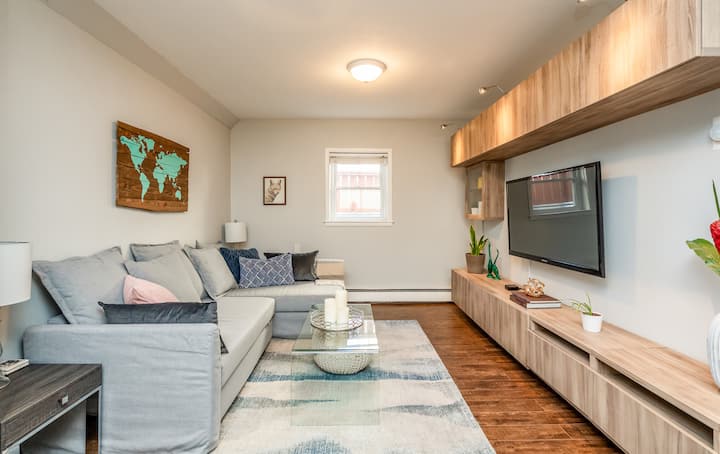 Spacious One Bedroom Queen Bed Inner City Stay - Calgary