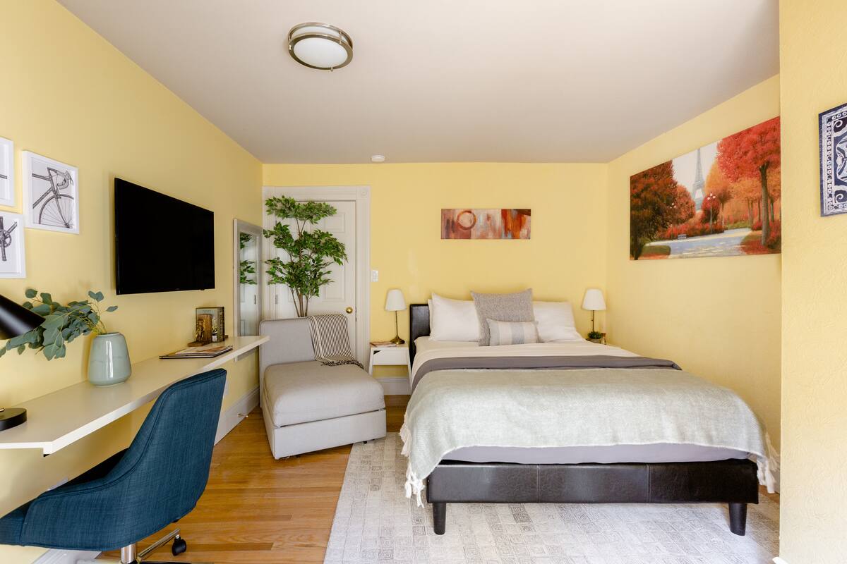 Entire Private Suite in Victorian Home in Heart of the City