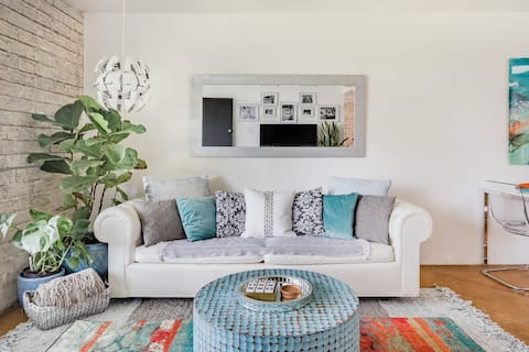 Top Airbnb: Mid-Century Modern condo near Dining in Camelback East