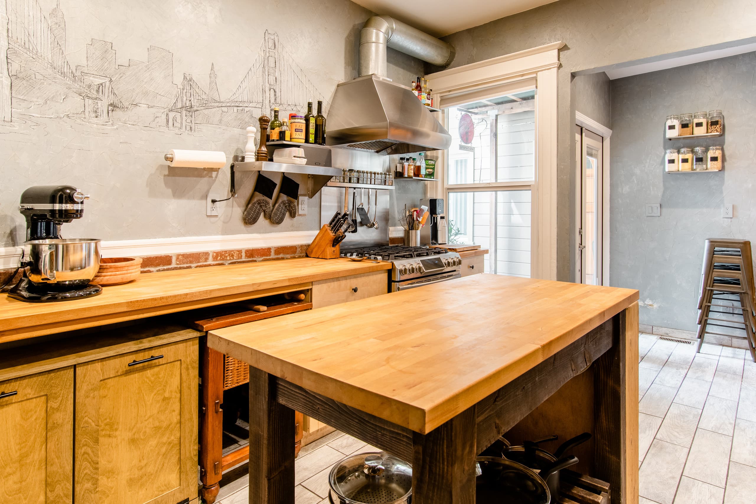 Home in San Francisco · ★4.98 · 2 bedrooms · 3 beds · 1.5 baths - Image 12
