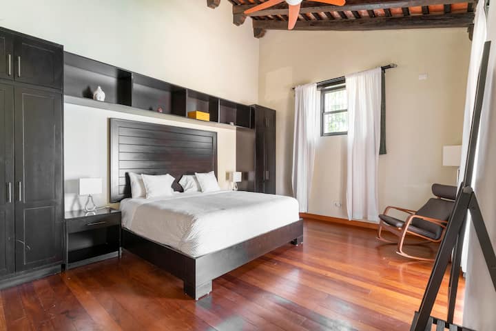 4号卧室，配有特大号床、空调和套内卫生间。 俯瞰泳池和祖国万神殿的阳台