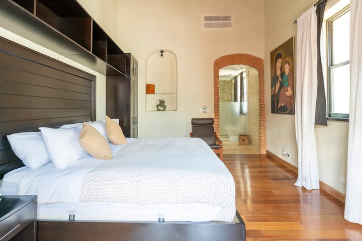 1号卧室，配有特大号床、空调和套内卫生间。 俯瞰Calle Isabel La Católica的阳台