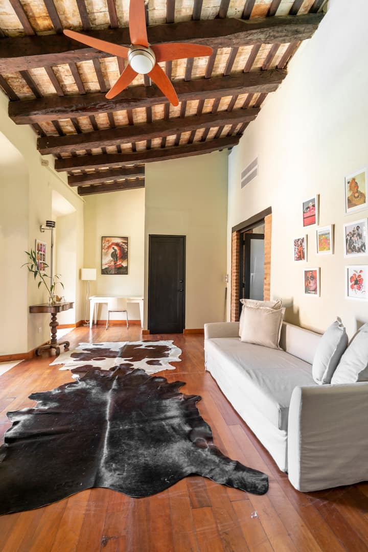 二楼客厅配有双人沙发床和书桌，配有空调。 设有大窗户和阳台，可俯瞰泳池和万神殿