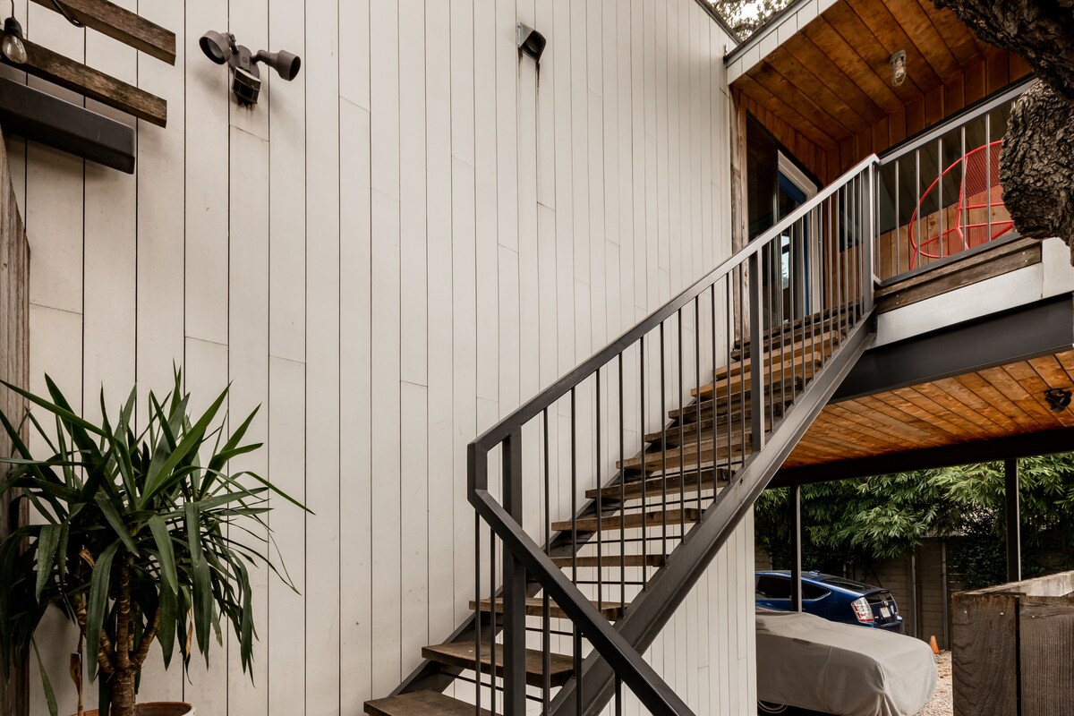 Bright South Congress Treehouse Oasis + Parking