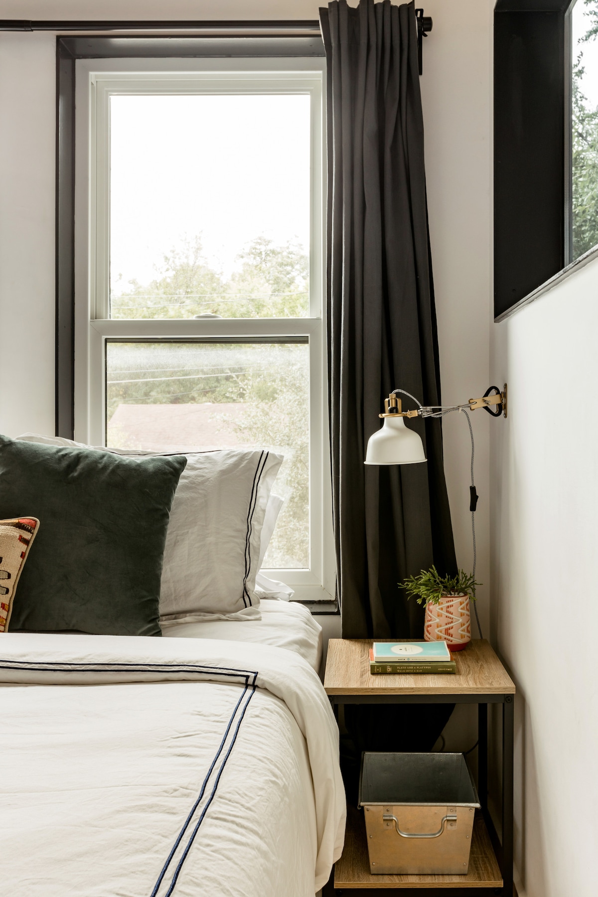 Bright South Congress Treehouse Oasis + Parking
