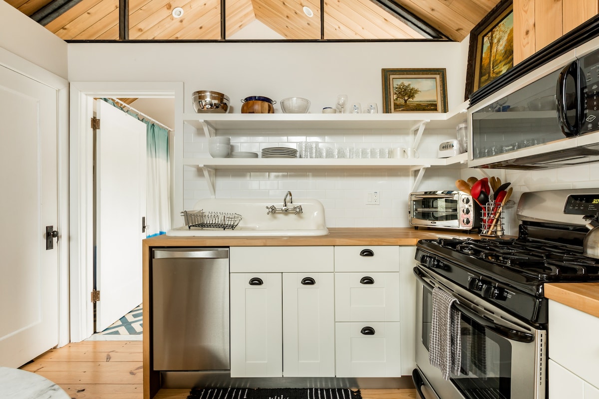 Bright South Congress Treehouse Oasis + Parking