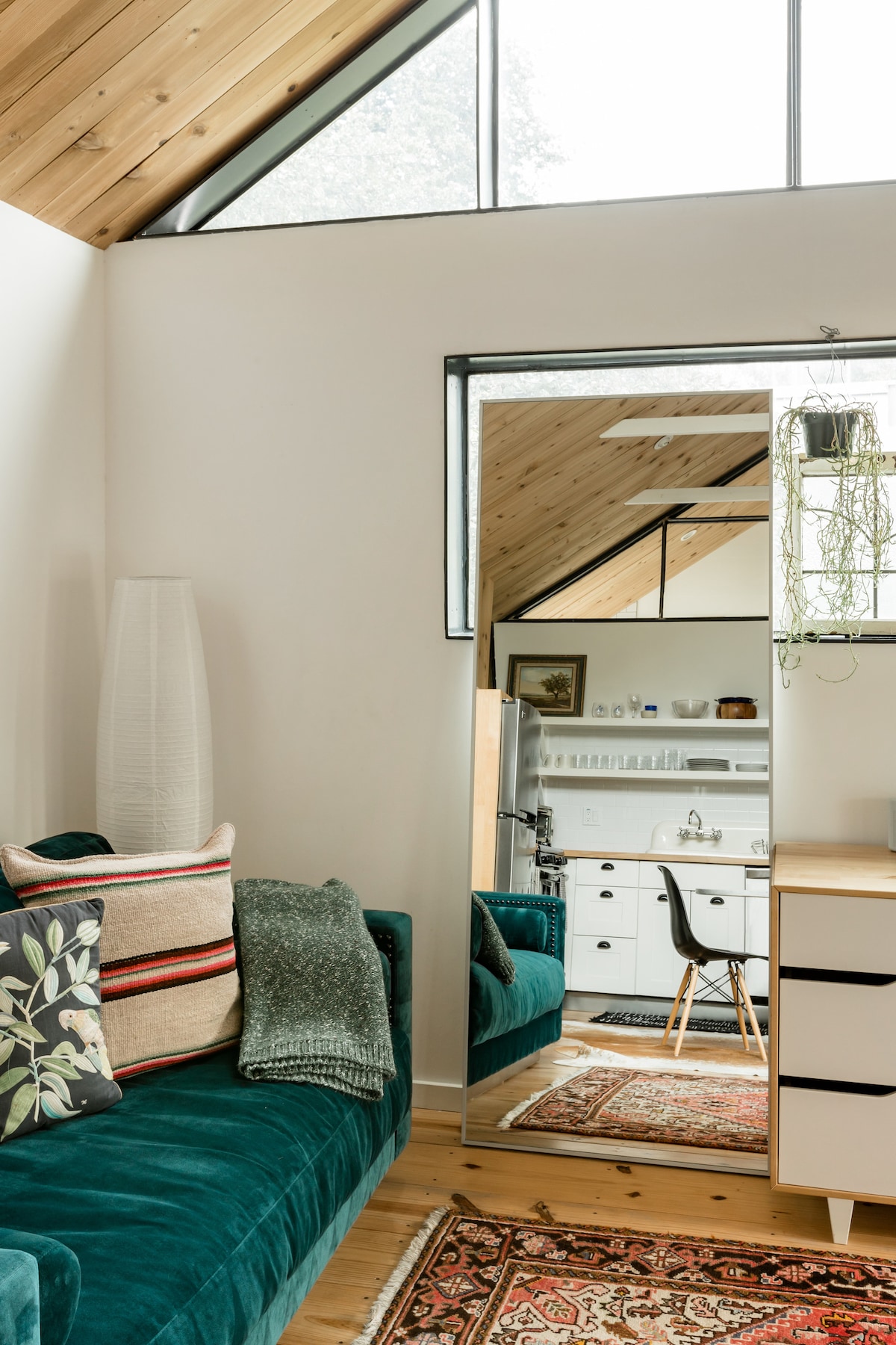 Bright South Congress Treehouse Oasis + Parking