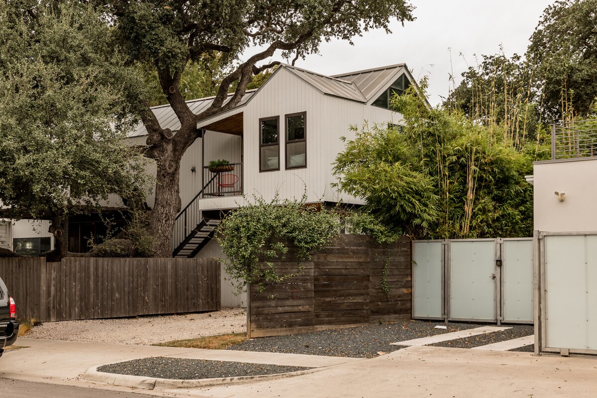Bright South Congress Treehouse Oasis + Parking