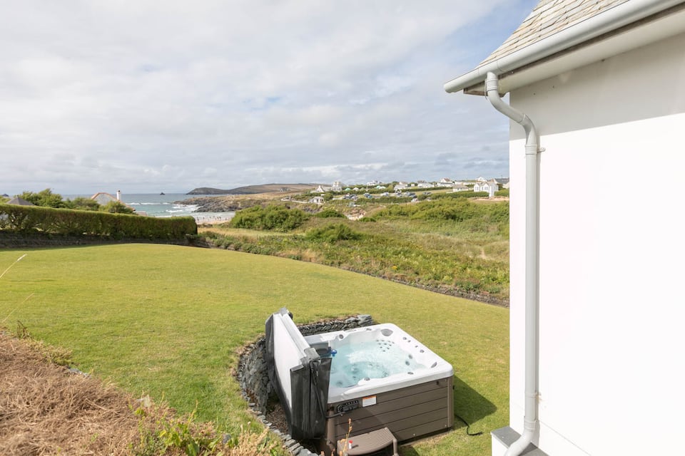 A modern surf house on the Cornish coast, Cornwall, England, United Kingdom, photo 10 of 10