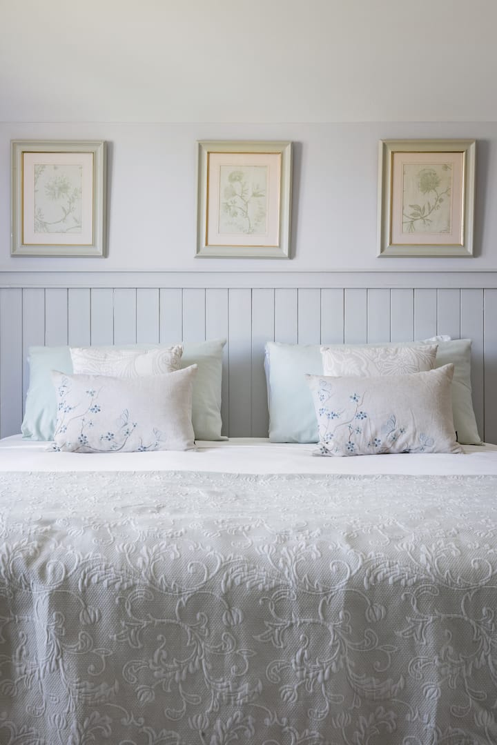 主卧配有超大双人床，可分为两张单人床 