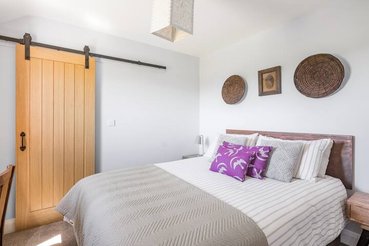 双人房，配有2米宽双人床，可欣赏山景