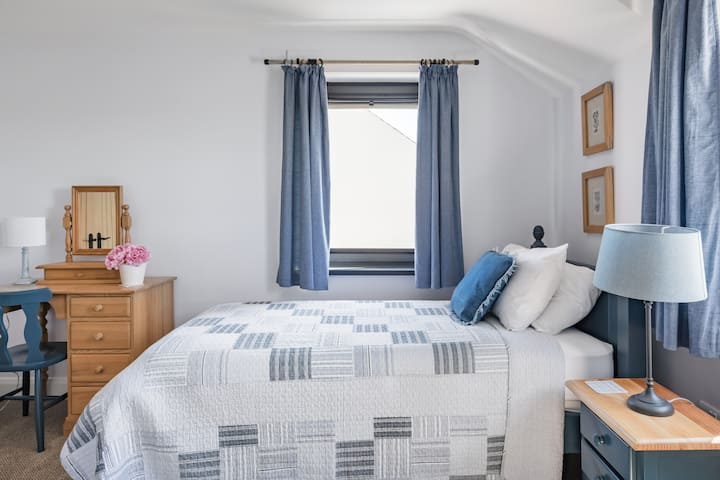 双人卧室，可俯瞰莫恩山（ Mourne Mountains ）双人景观 