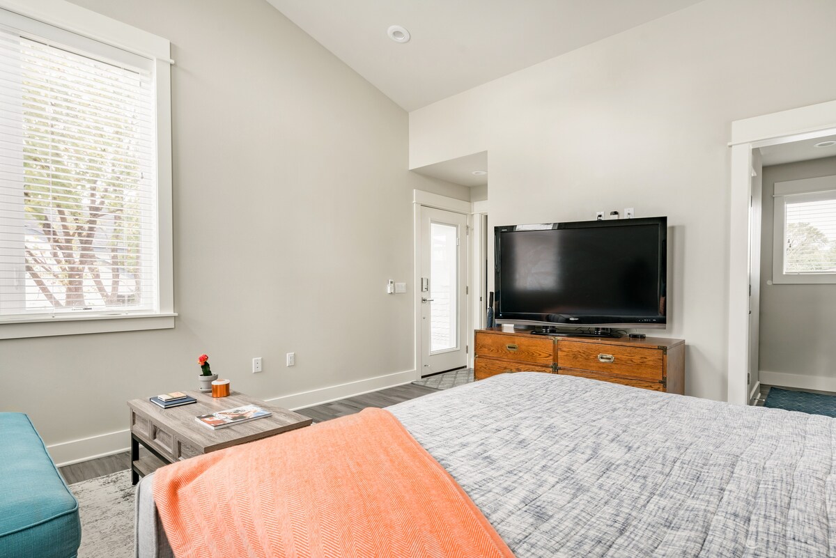 Charming Chestnut Carriage House in East Austin