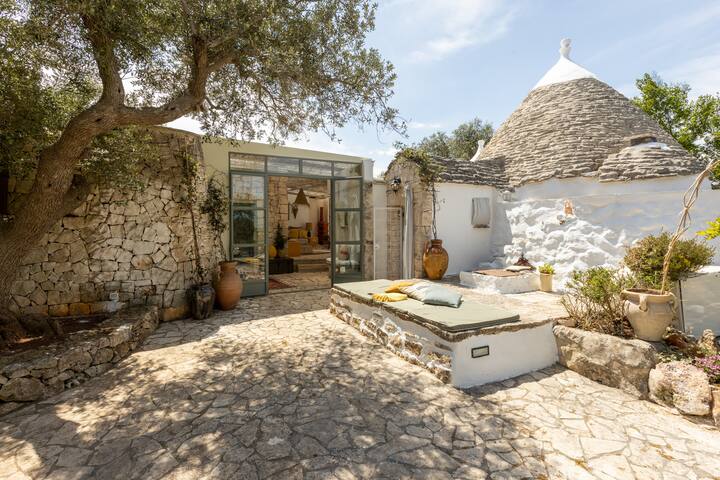 Historic Villa and Trullo With a Private Pool gallery image 2