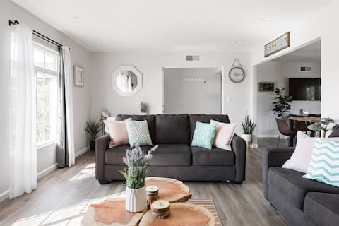 Rustic. Clean. 3B/2B. 5 mi to Beach. No Taxes!