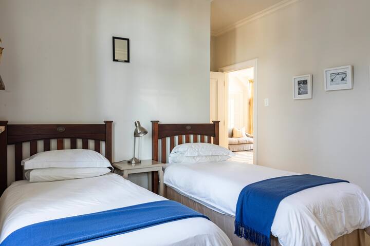 Gorgeous Family Villa in Upper Constantia-SOLAR gallery image 2