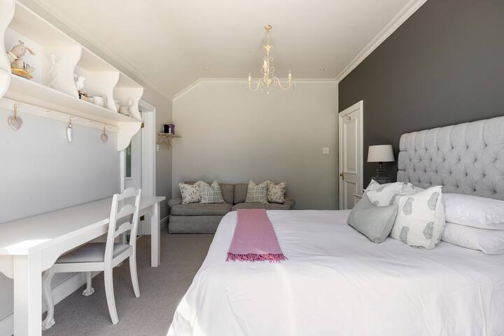 Gorgeous Family Villa in Upper Constantia-SOLAR gallery image 4