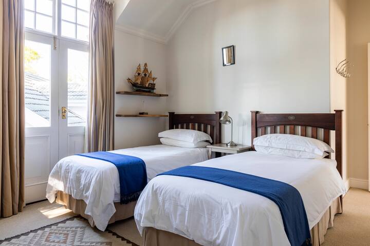 Gorgeous Family Villa in Upper Constantia-SOLAR gallery image 3