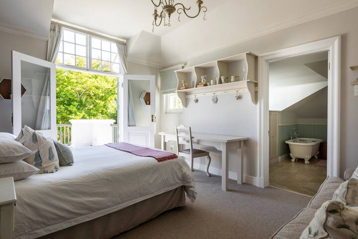 Gorgeous Family Villa in Upper Constantia-SOLAR gallery image 5