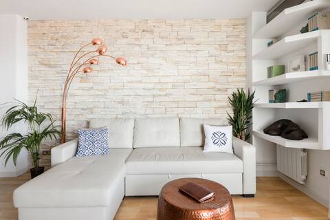 Apartment with Stunning Sea Views & Hills