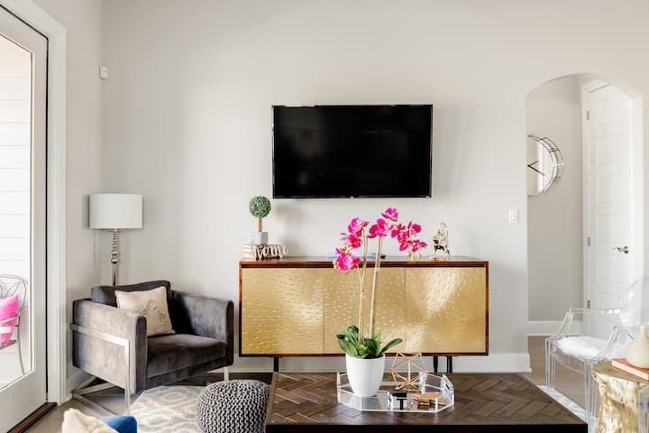 Chic Home Across The Street From Kalahari Resort - Round Rock, TX