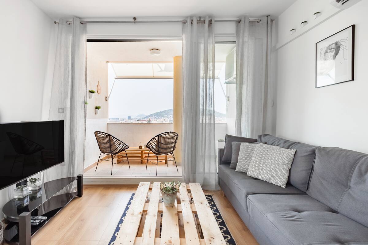 Panoramic City-View Apartment with Sunset Balcony