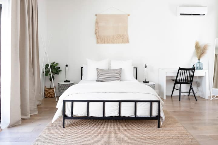 Tranquil Suite In The Heart Of Los Feliz Near Griffith Park - Los Angeles, CA