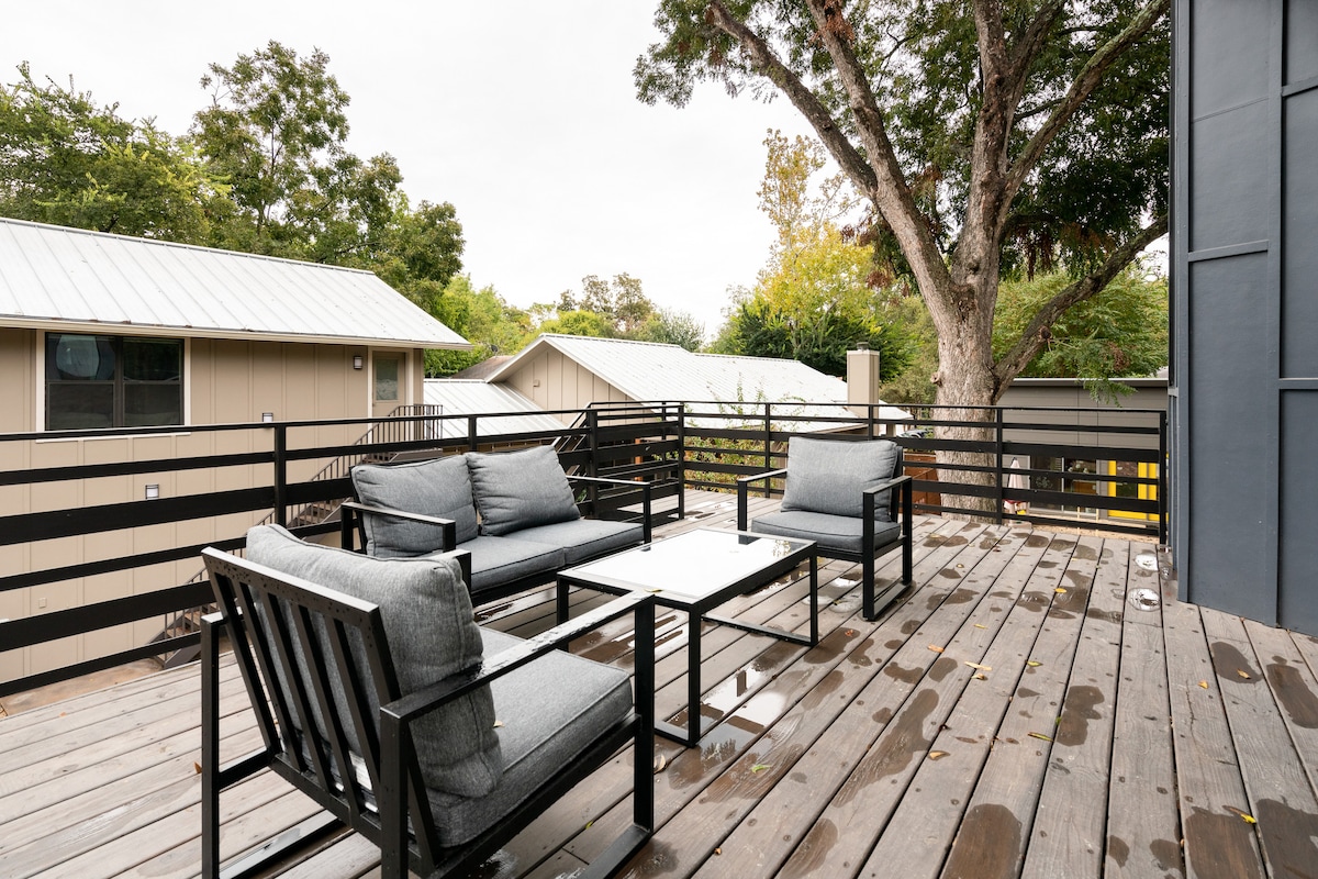 Modern East ATX Gem | Workspace + Walk everywhere