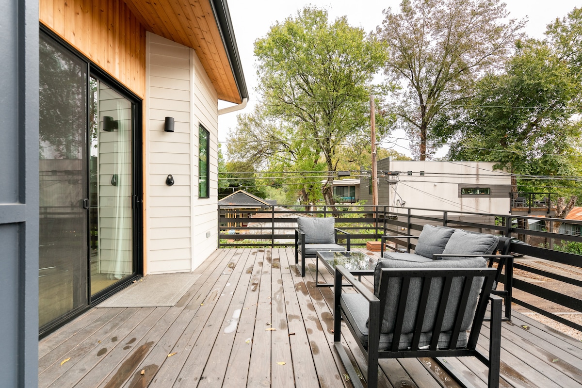 Modern East ATX Gem | Workspace + Walk everywhere