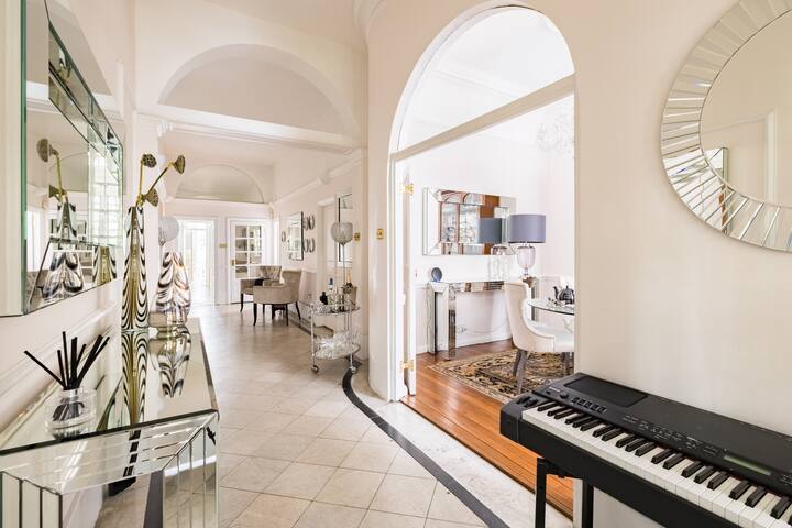 Wander in Kensington Gardens from a Period Home gallery image 3