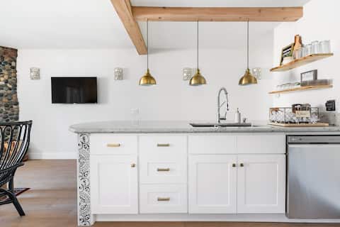 Modern Farmhouse Condo Steps from the Lake/Jacuzzi