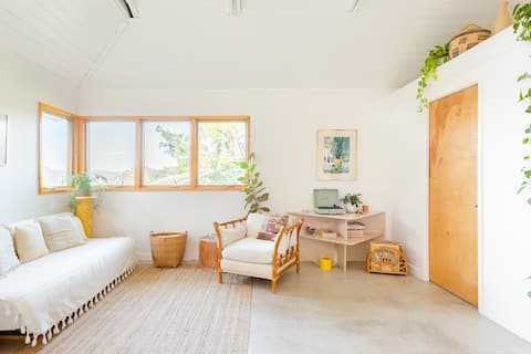 Peaceful Paradise With Mountain View and Full Kitchen