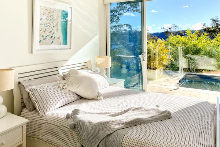 Private Luxury Apartment Sitting atop Pittwater