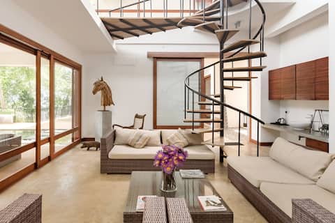 Bright, Contemporary Villa with Ocean Views