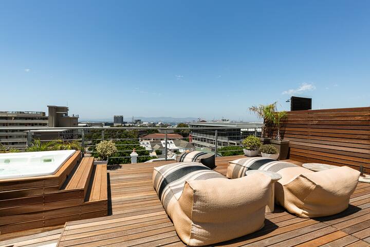 Waterkant Views – Stylish House with Jacuzzi and Roof Deck